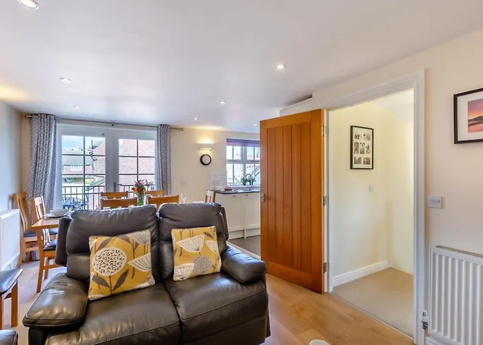 4 Bed In Oc-w089 Whitby