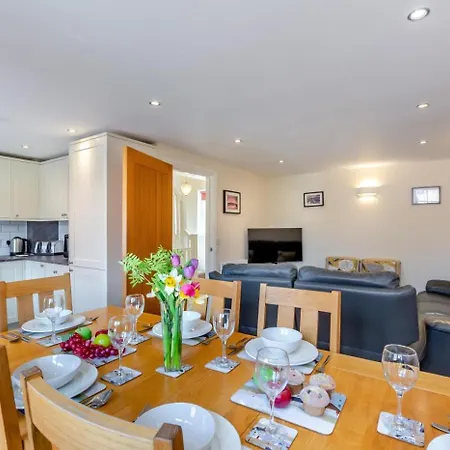 4 Bed In Oc-w089 Holiday home